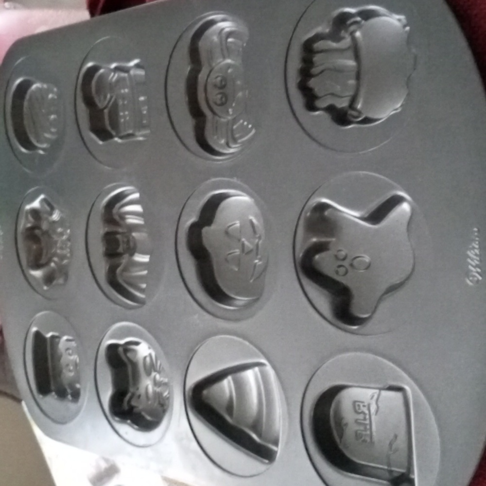 Wilton Novelty Halloween 12 Cavity Cake Pan